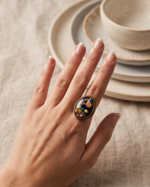 Vintage Gold-Tone Oval Resin Statement Ring – Multicolor Confetti & Gold Flake