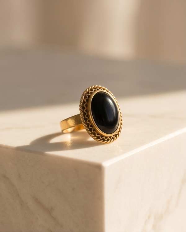 Vintage Gold-Tone Oval Black Onyx Statement Ring – Braided Rope Edge