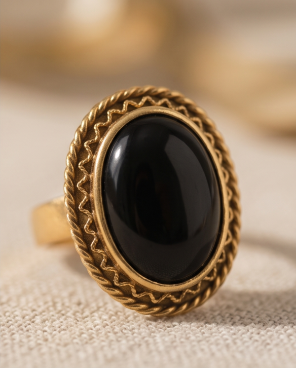Vintage Gold-Tone Oval Black Onyx Statement Ring – Braided Rope Edge