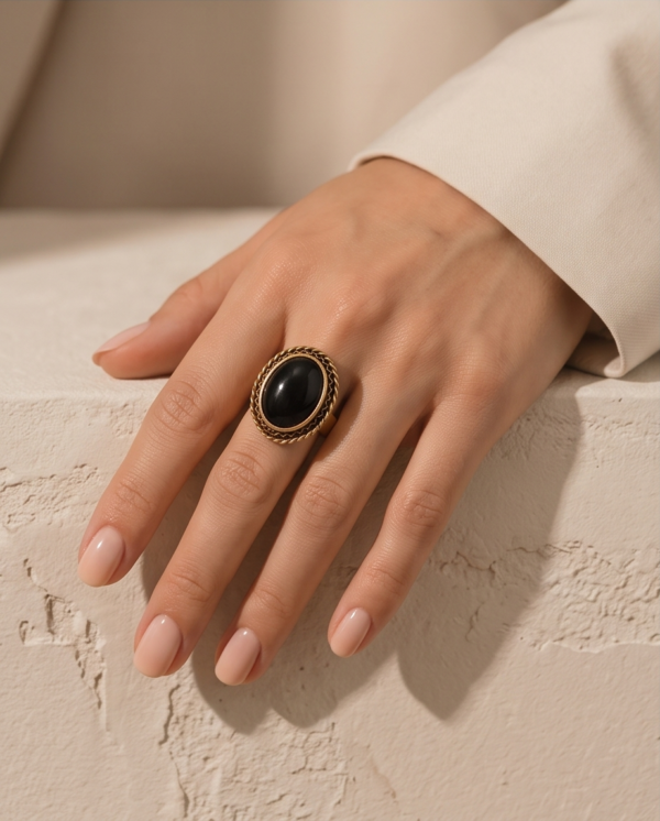 Vintage Gold-Tone Oval Black Onyx Statement Ring – Braided Rope Edge