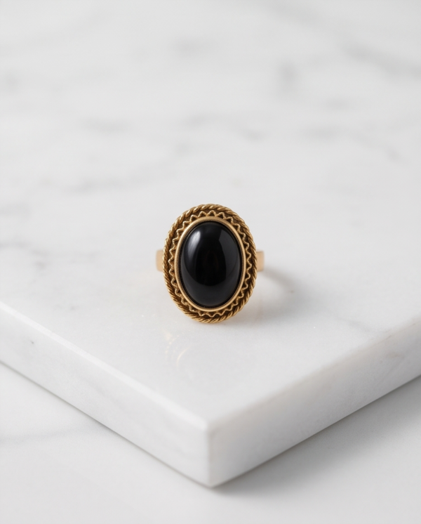 Vintage Gold-Tone Oval Black Onyx Statement Ring – Braided Rope Edge
